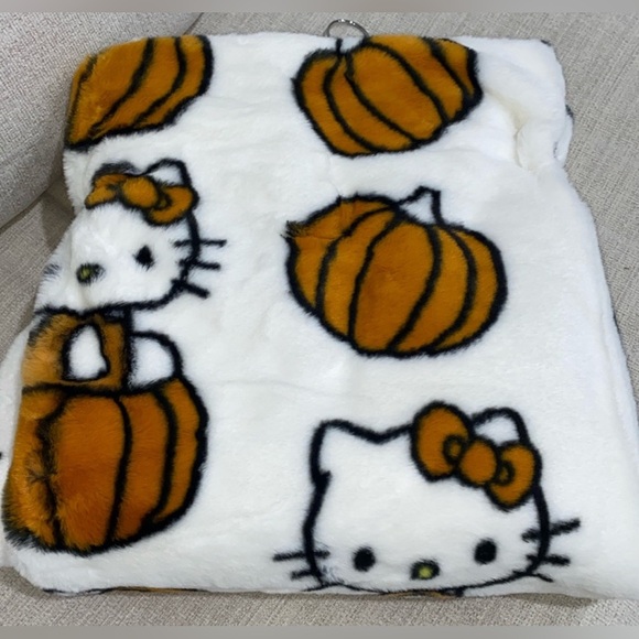 Hello Kitty Halloween 2024 "60 x 90"
NWT Plush Pumpkin Blanket Viral Faux Fur - Picture 5 of 6